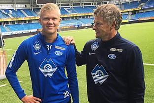 特伦斯·克劳福德因拒缴WBC制裁费被剥夺拳王头衔，引发争议，拳迷对其立场分化，争议持续。（因拒缴WBC制裁费，特伦斯·克劳福德被撤销拳王头衔；风波未息，拳迷立场分化）