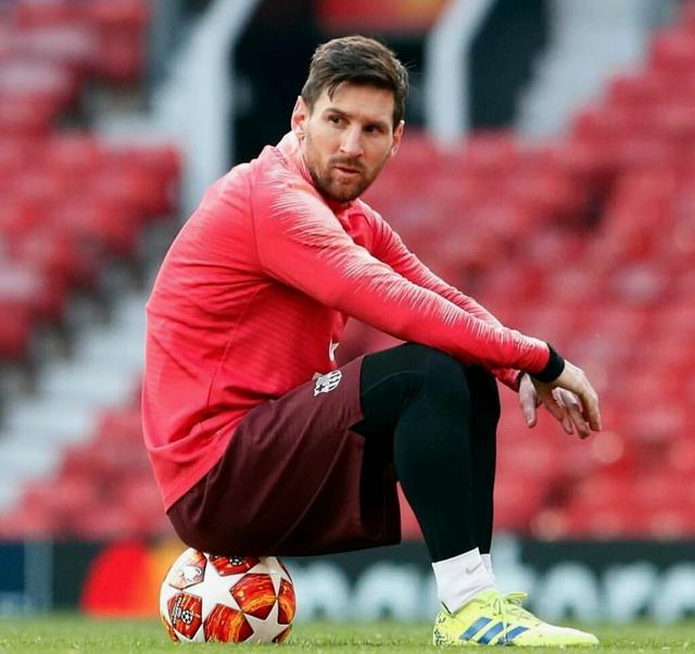 吉文：可能我有点老派，看不惯加纳乔走路歪着身子还挂条链子（吉文：或许我有些老派，难以接受加纳乔走路歪身还戴链子）