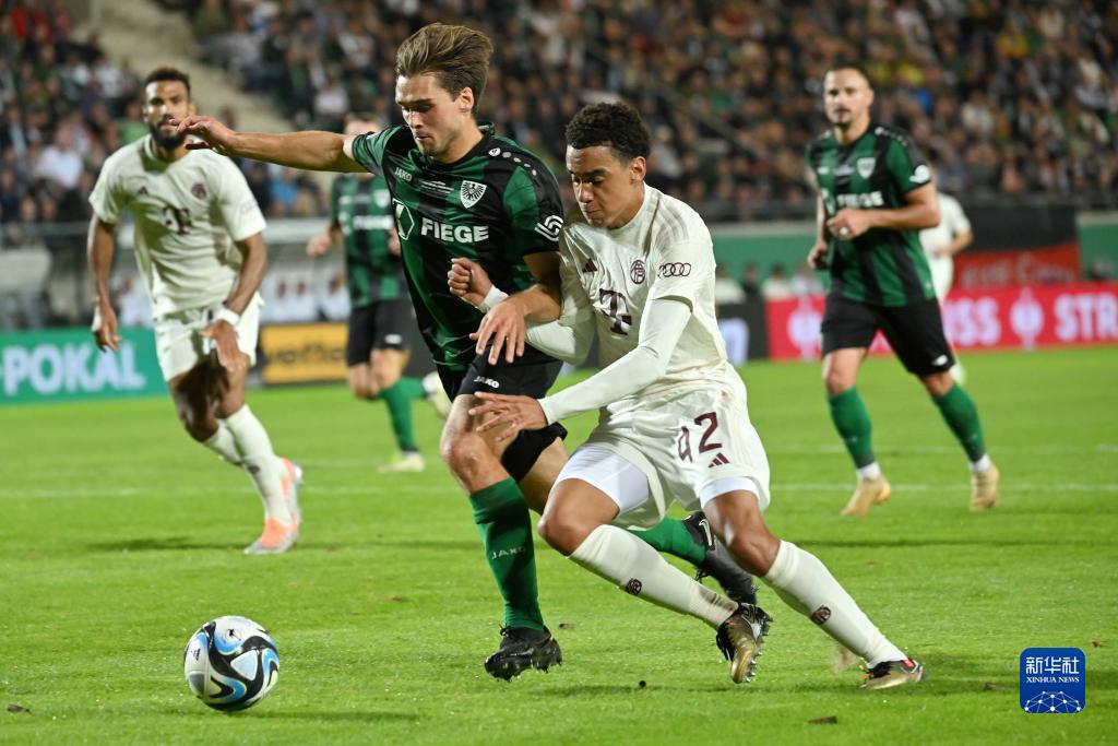 翻修球场，“连滚带爬”为的是“从从容容”（球场翻新，眼下忙乱只为将来从容）