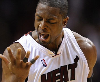 美媒：东契奇直接开着布加迪跑车来到今日与独行侠的比赛现场（美媒：东契奇驾布加迪亮相今日独行侠比赛现场）