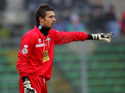 欧洲冠军联赛：皇马意外失利，阿森纳全胜晋级（欧冠：皇马爆冷失利，阿森纳全胜出线）