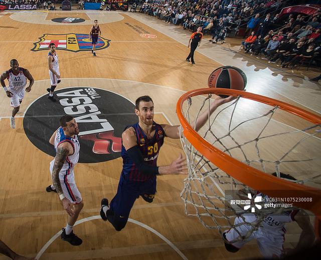 卡洛斯-奥古斯托：踢右路我也感觉良好，球队始终是第一位的（卡洛斯-奥古斯托：我踢右路也很舒服，球队利益至上）