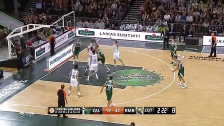 尤文全队和球迷一起出现在登机口，斯帕莱蒂和球迷们友好互动（尤文全队与球迷同现登机口，斯帕莱蒂亲切互动）