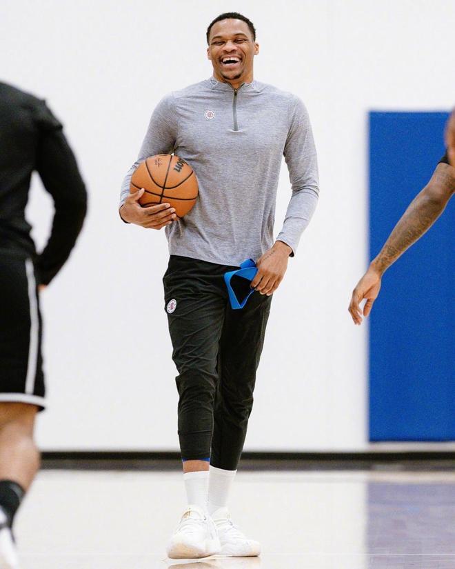 3-2,29岁拜仁旧将萨内1球1助,率队揽36分领跑,领先穆帅前东家4分（3-2！29岁前拜仁球员萨内传射立功，球队积36分居首，领先穆帅旧主4分）