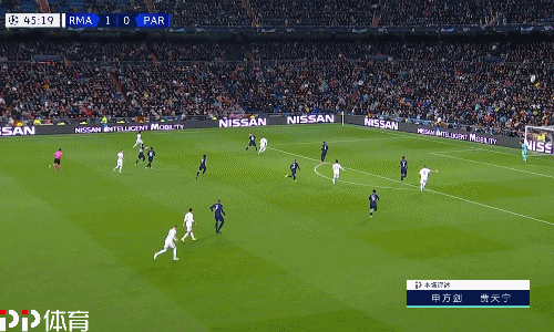 西蒙斯蹬踹范戴克被罚下，上次英超出现荷兰同胞间染红还是01年（西蒙斯踹倒范戴克吃红牌，英超荷兰同胞互染红上次还在2001年）